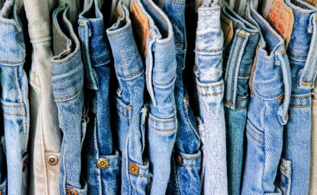 Историята на дънките: От работно облекло до културен феномен