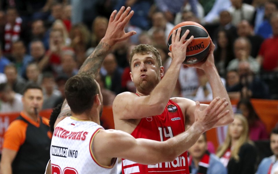 Отборите на Олимпиакос и Панатинайкос подновяват съперничеството си в битката