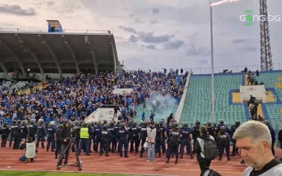 Привържениците на ЦСКА от Сектор Г обстрелваха тези на Левски
