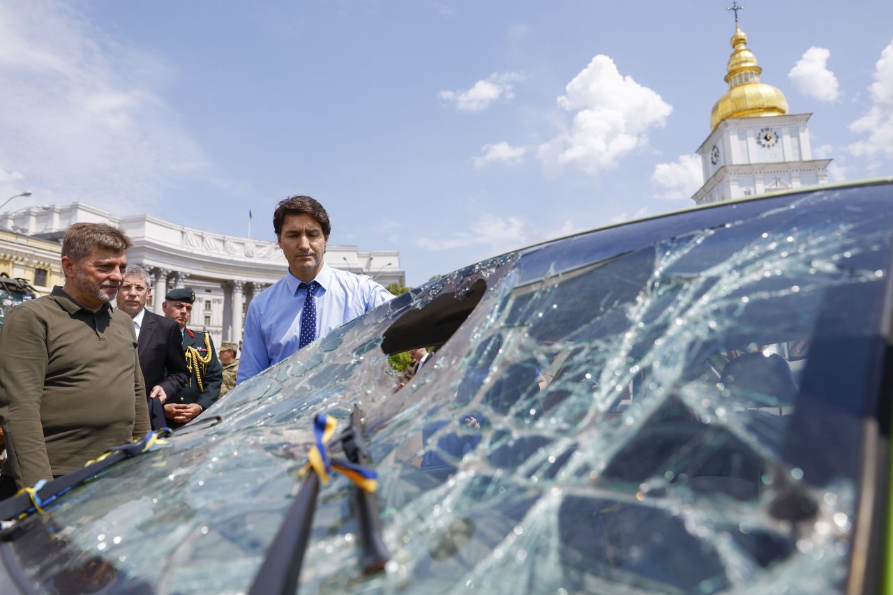 <p>Канадският министър-председател Джъстин Трюдо посети мемориала в центъра Киев.</p>