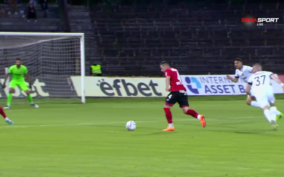 Следващият клуб на Мики Орачев е ЦСКА 1948.  Досега левият