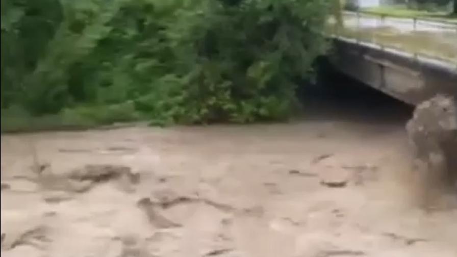 Наводнени къщи и отнесени мостове в Етрополе