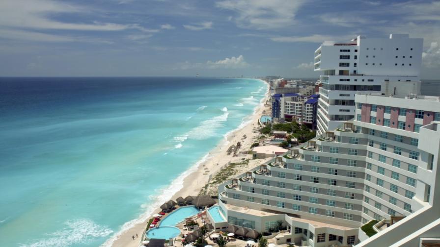 Туристи са открити мъртви в стаята си в луксозен хотел в Мексико