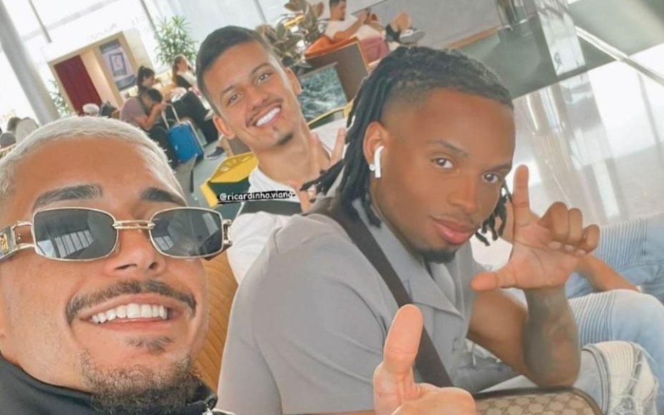 Трима от чужденците на Левски се събраха на летището в