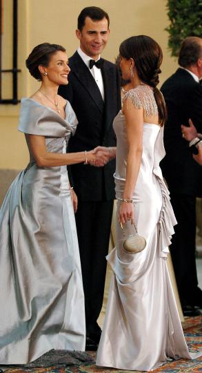<p>Кралица Рания пристига на гала вечеря в кралския дворец Ел Пардо преди сватбата на Летисия и Фелипе, 21 май 2004 г.</p>