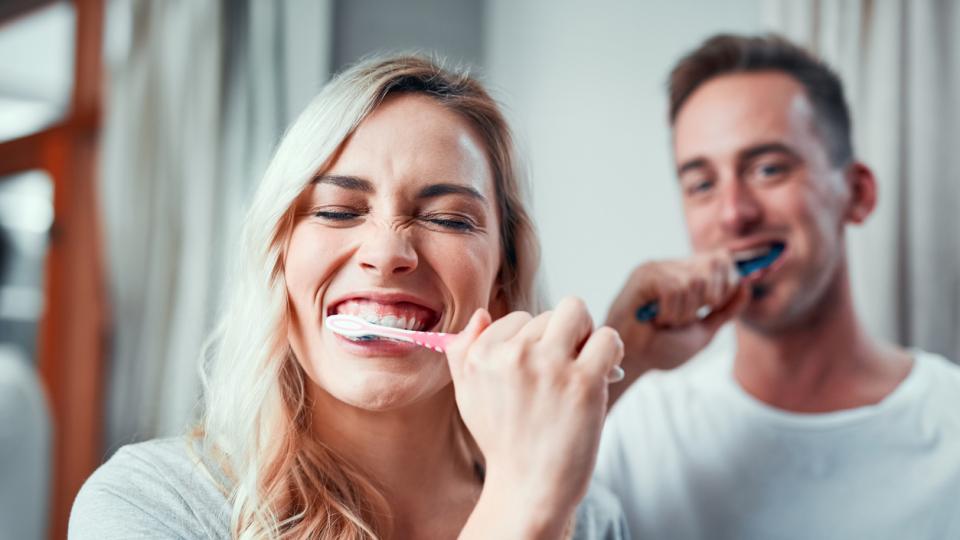 Зъболекар споделя някои от най-честите грешки, които хората допускат при миенето на