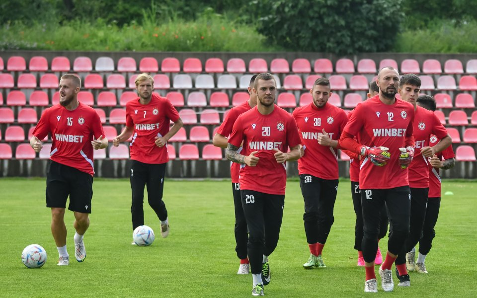 Еквадорският нападател на Насионал Кито Рони Карийо е свръзван с