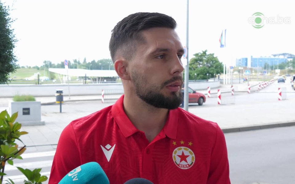 Защитникът на ЦСКА Иван Турицов говори пред медиите преди заминаването