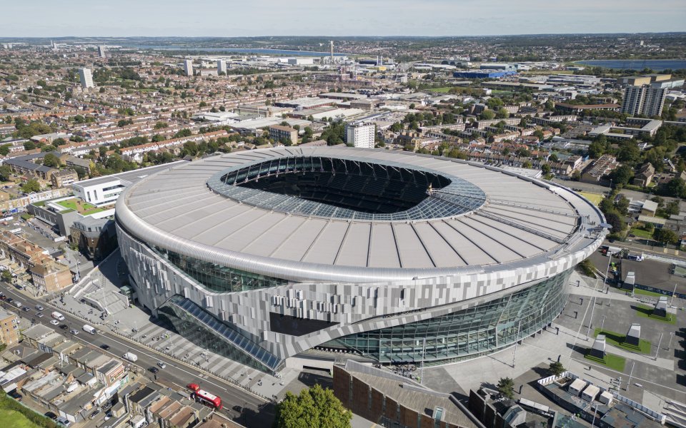 Британският милиардер Джо Люис е обвинен в предоставяне на поверителна