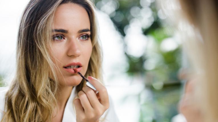  Тайните на кралските гримьори: по какъв начин червилото ти да издържи през целия ден 