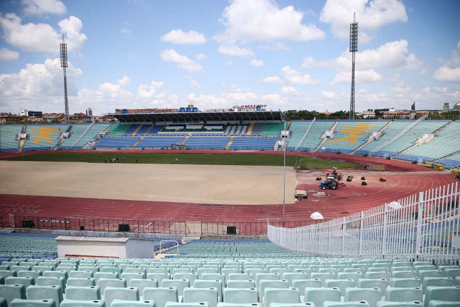 Подмяна на тревната настилка на Националния стадион Васил Левски1