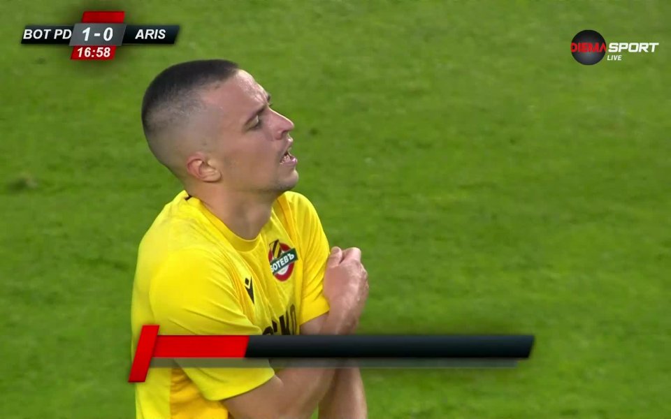 Ботев Пловдив поведе на Арис с 1:0 в контролна среща.