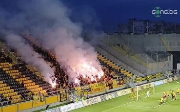 Гостуващата агитка се забавлява на трибуните на 