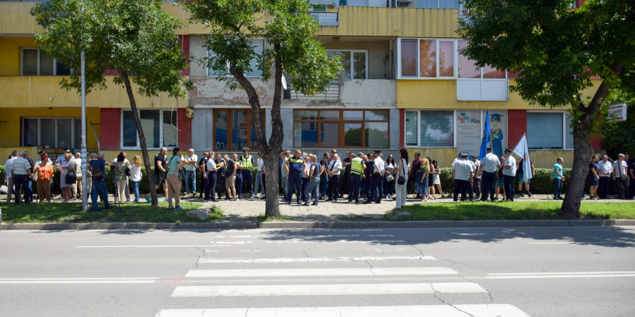 <p>Служители на пожарната и полицията излязоха на протест, без да спират работата си, с искане за реформи и увеличение на бюджета на МВР</p>