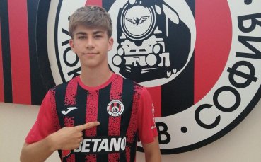 Теодор Иванов подписа първи професионален договор с Локомотив София обявиха
