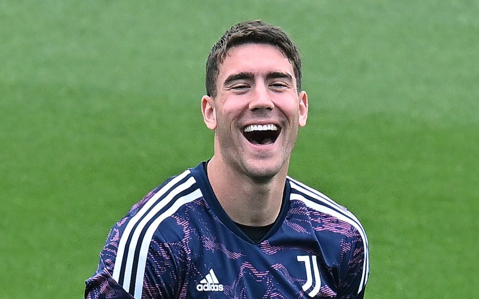 Челси продължава да се интересува от нападателя на Ювентус Душан