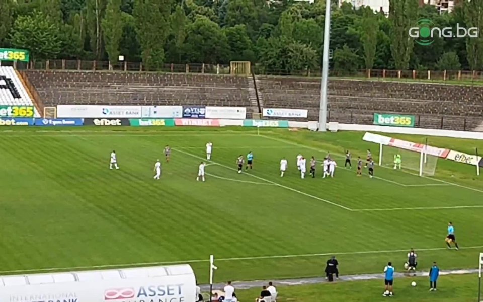 Славия изпълни чудесен пряк свободен удар, след който имаше удар