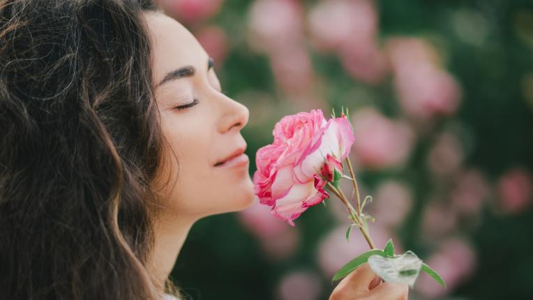 жена цветя лято