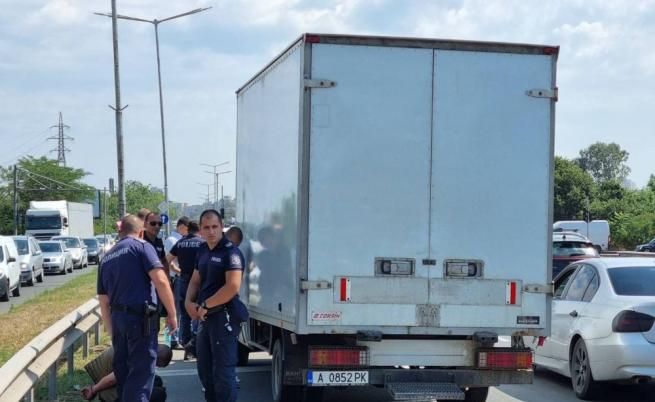 Осемнайсет бeжанци са открити в тайник на товарен автомобил