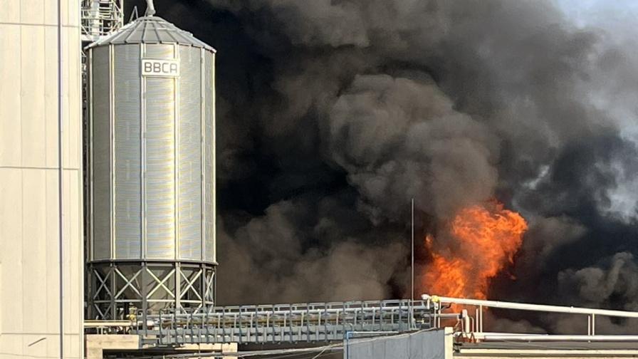 <p>Овладян ли е пожарът в завода в Ловеч?</p>