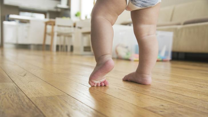 Прохождане на бебето: Всичко за първите стъпки - как и кога се случва?