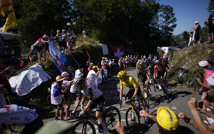 Куриоз! Глобиха колоездач от Тур дьо Франс, спрял да целуне жена си