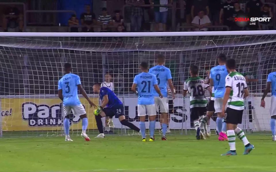 Сула центрира прекрасно от свободен удар в наказателното поле, където