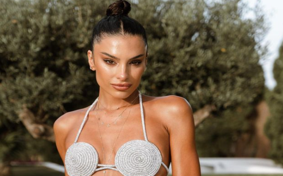 Вчера пък моделката и Верати празнуваха две години от сватбата