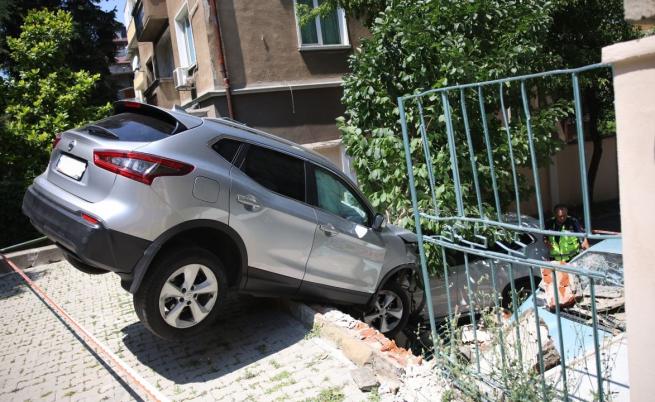 Кола се заби в двор в столичния квартал 