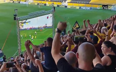Феновете на Ботев Пловдив които наблюдават пловдивското дерби срещу Локомотив