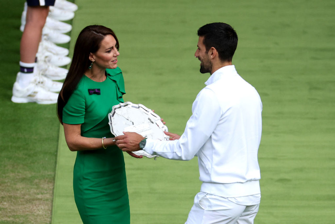 <p>Кейт Мидълтън, принц Уилям, както и децата им, принц Джордж и принцеса Шарлот, наблюдаваха от кралската ложа финала на мъжкия сингъл на британския тенис турнир.</p>