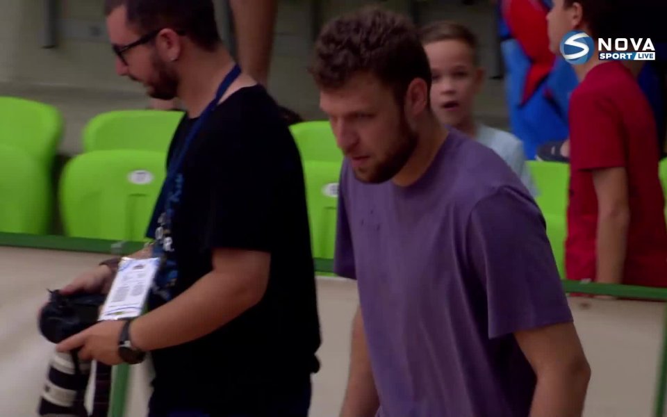 Александър Везенков се появи в зала Арена Ботевград, за да