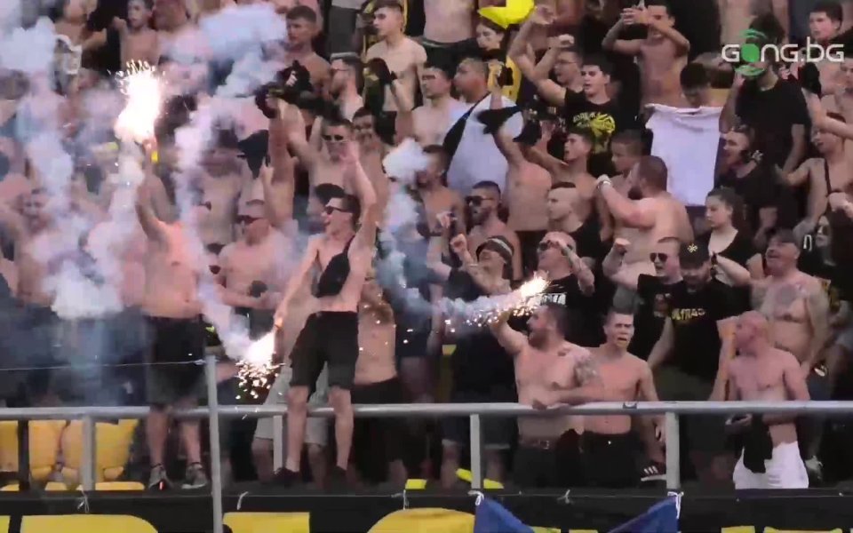 Феновете на Ботев Пловдив създават уникална атмосферна на Колежа за