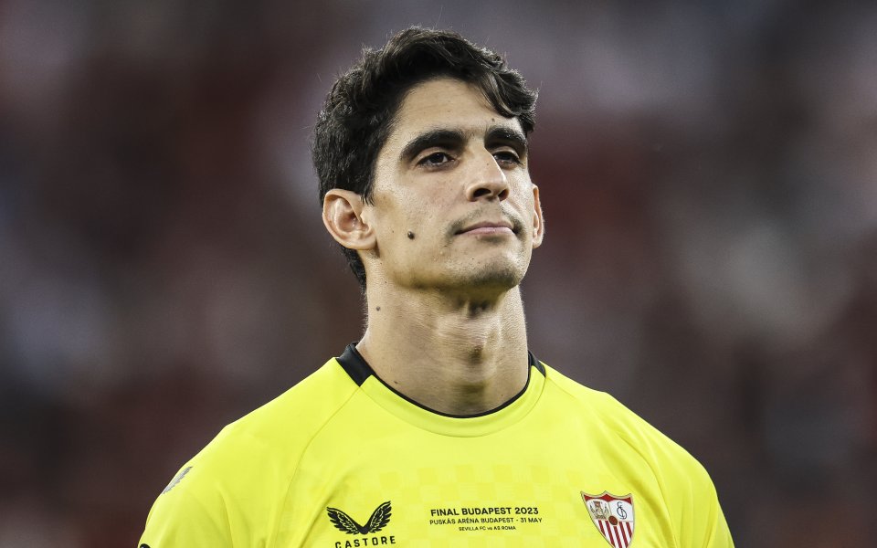 Германският шампион Байерн Мюнхен обмисля да привлече вратаря на Севиля