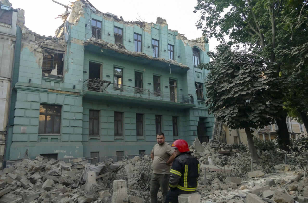 <p>Няколко силни експлозии наред са прогърмели в Одеса в резултат на ракетна атака. Повреден е Спасо-Преображенският събор в центъра на града.</p>