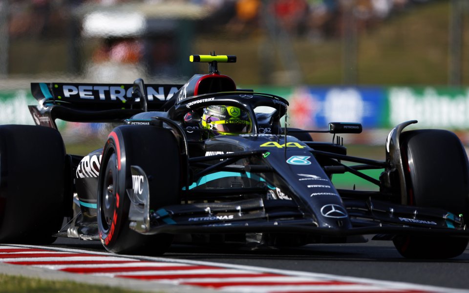 Люис Хамилтън не може да взима със себе си инженери