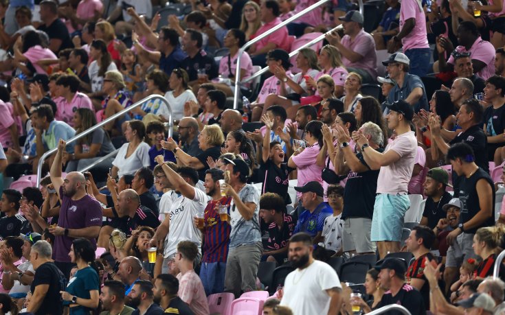 Без Меси няма публика: фенове напуснаха стадиона при смяната на звездата (видео)