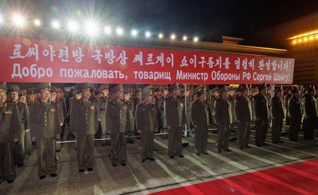 С червен килим: Северна Корея посрещна руската делегация, водена от Шойгу (СНИМКИ)