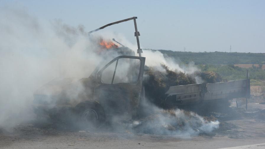 Камион изгоря в движение край Хасково