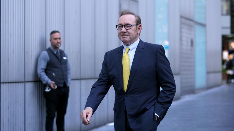  Лицето на облекчението: Кевин Спейси бе приет за почтен точно на 64-ия си рожден ден 