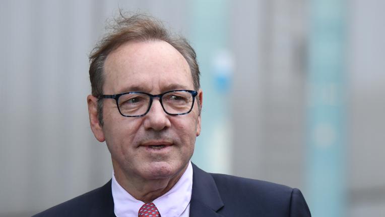  Лицето на облекчението: Кевин Спейси бе приет за почтен точно на 64-ия си рожден ден 