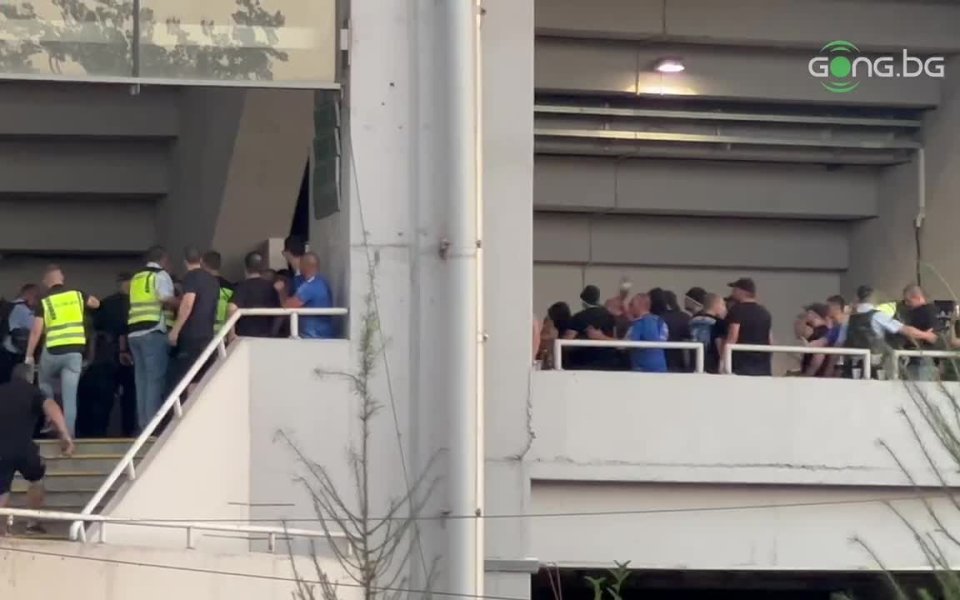 Изключително неприятни сцени се разиграха минути преди старта на срещата