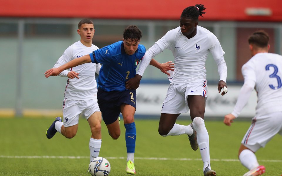 Челси постигна договорка за привличането на полузащитника на Рен Лесли