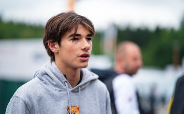 Българският пилот във Формула 3 Никола Цолов подкрепи българските състезателки