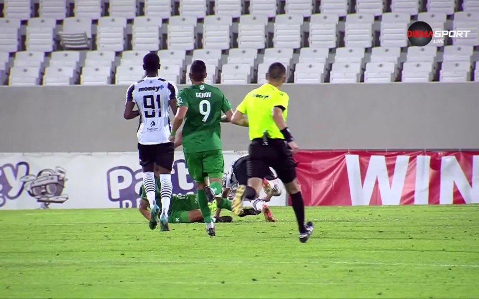 Браян Переа беше изведен с дълъг пас зад отбраната на