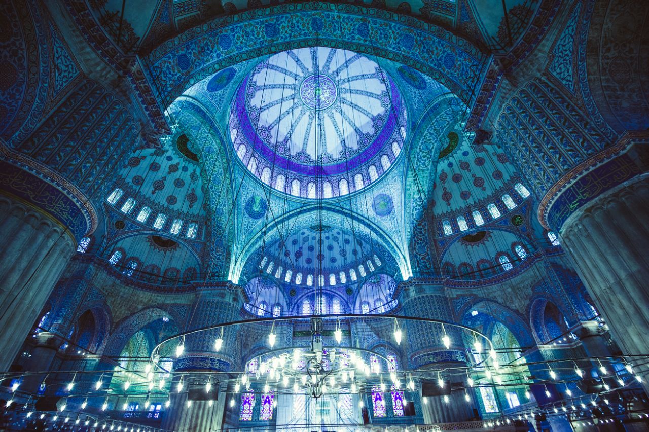 <p><strong>Султан Ахмед</strong></p>

<p>Джамията Султан Ахмед, позната още като Синята джамия, е една от най-фотогеничните сгради в Истанбул. Построена е в началото на XVII век. Сините плочки, които украсяват интериора ѝ, са причината да получи прозвището си.</p>