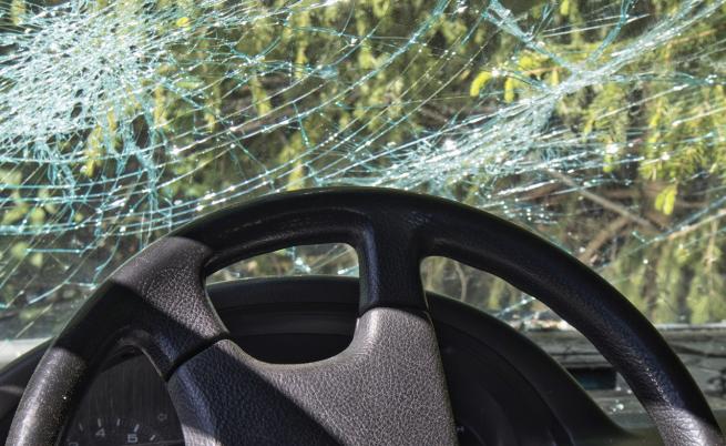 След гонка с полицията: Катастрофира автомобил с 14 души, двама загинаха