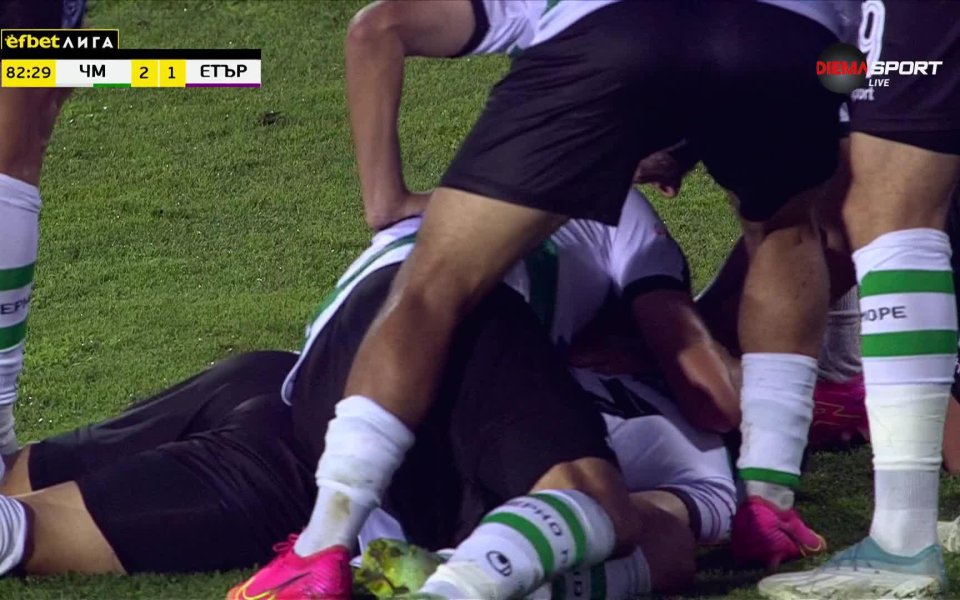 Домакините развиха много бързо атаката си, като топката се озова