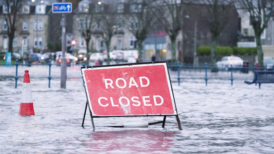 Заради бурята "Антъни": Британските власти издадоха предупреждение за опасност за живота
