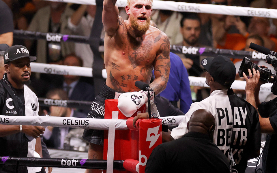 Джейк Пол се върна в графата за победи с триумф